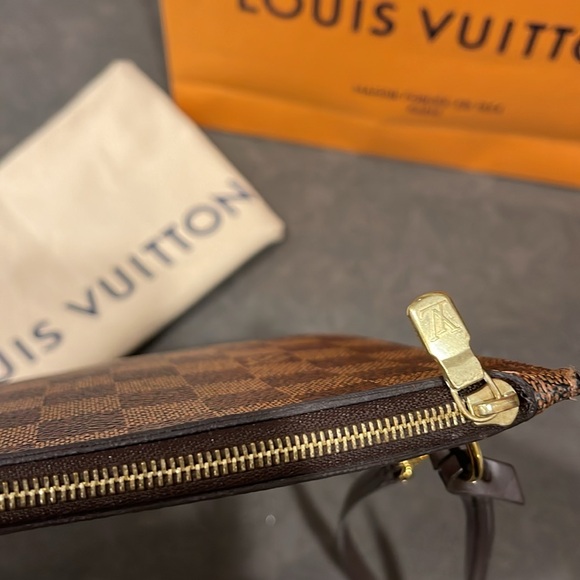 Louis Vuitton Damier Ebene MM Wristlet - Picture 4 of 10